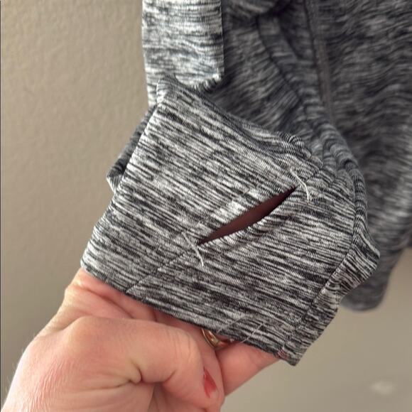 Iowa Hawkeyes Hooded Lightweight Pullover with Logo - Picture 5 of 7